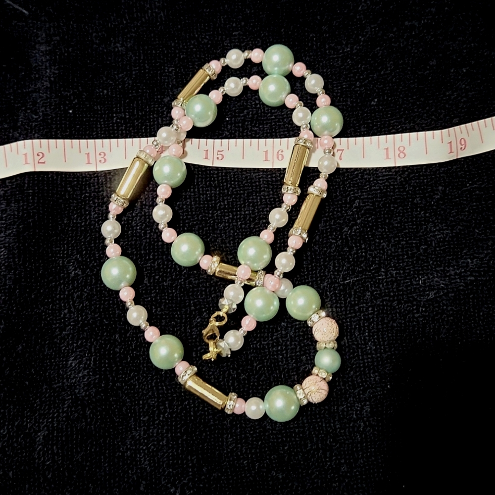 LOVELY VINTAGE FAUX PASTEL 28 INCH  PEARL NECKLACE